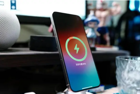 凤凰镇苹果15换屏服务分享用什么充电器给iPhone15充电更好 